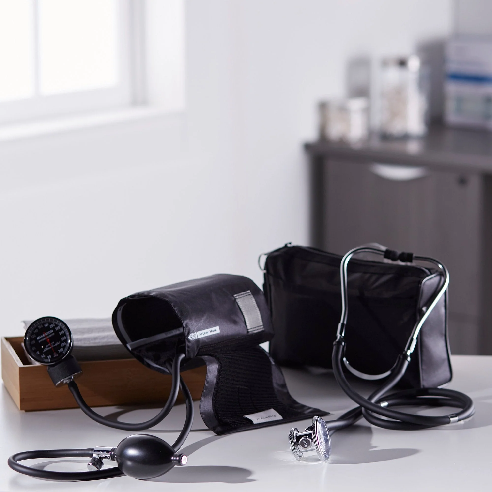 McKesson Brand McKesson Lumeon Aneroid Sphygmomanometer/Sprague Kit, Black (10/CS) - Image 7