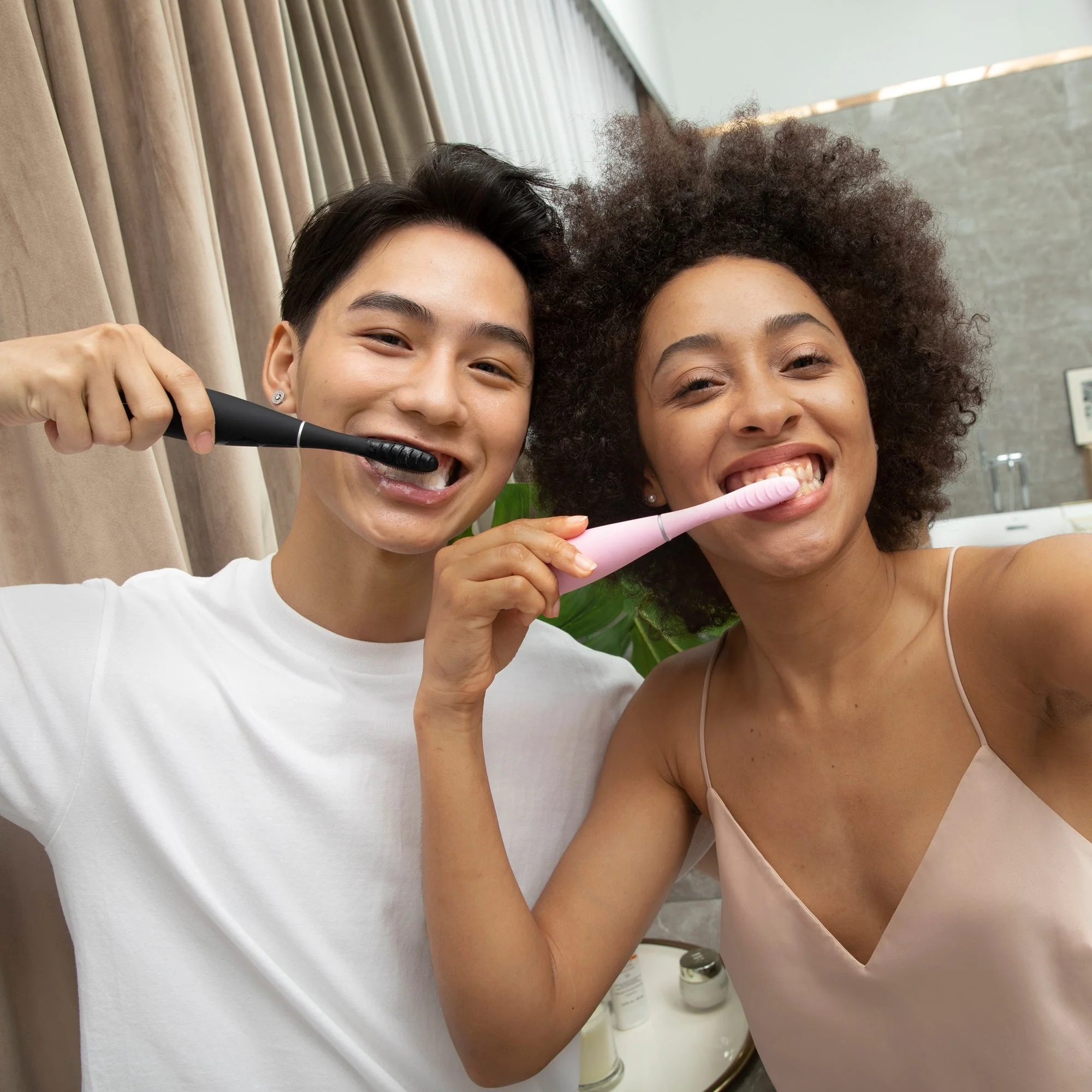Foreo Inc ISSA 3 Silicone Sonic Toothbrush, Black - Image 4