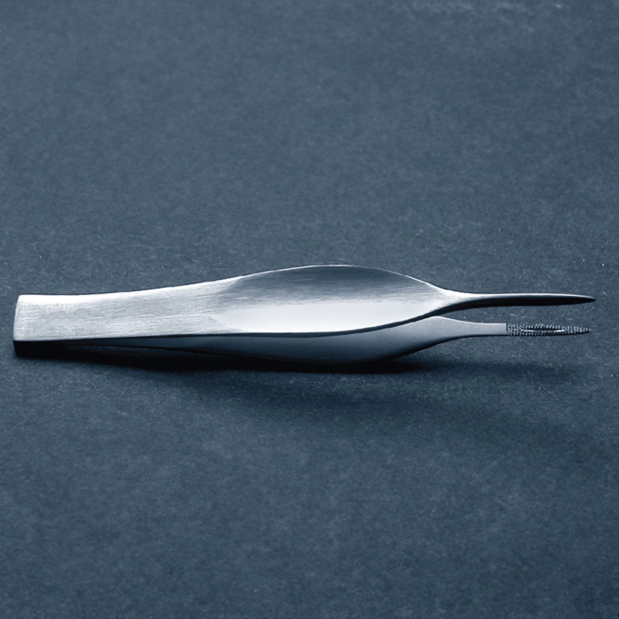 Splinter Forceps McKesson Feilchenfeld 4-1/2 Inch Length Floor / Office Grade Pakistani Stainless Steel NonSterile NonLocking Thumb Handle Straight Pointed Serrated Tips with Groove